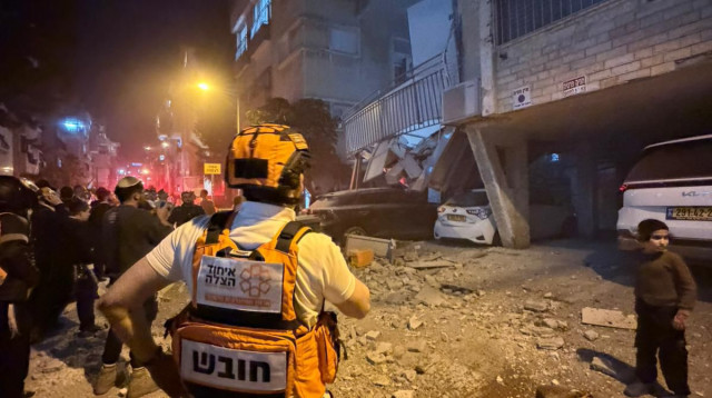 פגיעה במבנה בפתח תקווה (צילום: שימוש לפי סעיף 27 א')