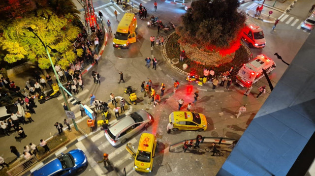 מטח טילים מאיראן: פגיעה בבני ברק (צילום: תיעוד מבצעי מד"א)