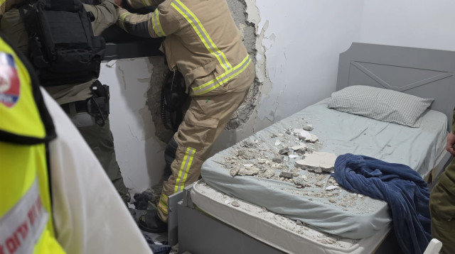 הממ"ד שספג פגיעה בפתח תקווה (צילום: אלון חכמון)