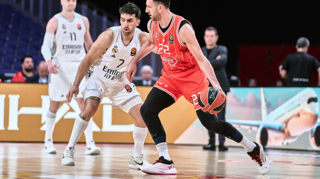 שחקן הפועל תל אביב, ואסילייה מיציץ', מול שחקן ריאל מדריד, פקונדו קמפאסו (צילום: GettyImages, Sonia Canada)