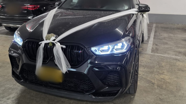 רכב היוקרה עימו הגיעו בני הזוג לחתונה (צילום: דוברות המשטרה)