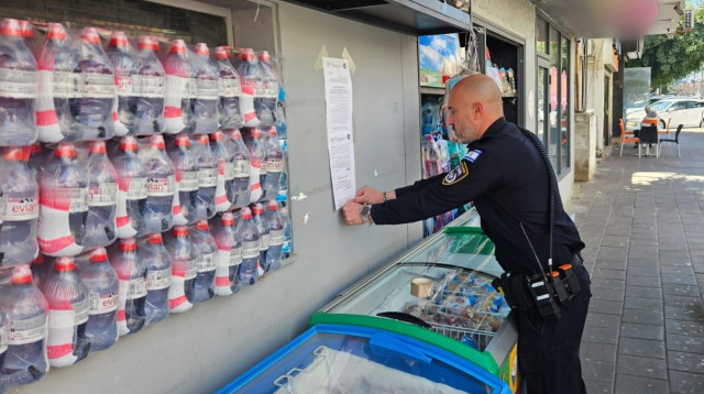 צו סגירה מנהלי למכולת ברמת גן (צילום: דוברות המשטרה)