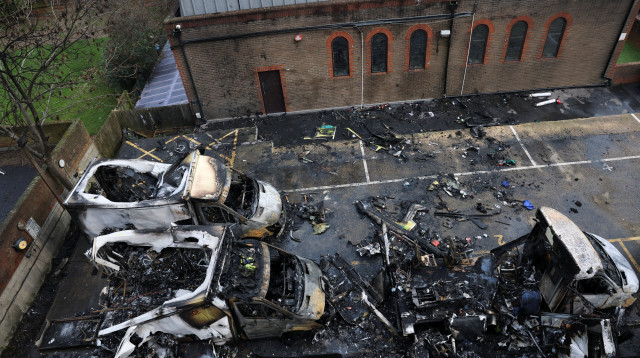 הצתת האמבולנסים של ארגון יהודי בלונדון (צילום: REUTERS/Hannah McKay)