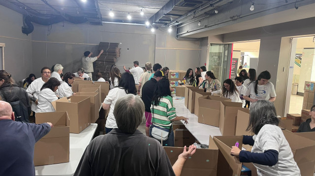 אריזת סלי מזון של עמותת שניר (צילום: עמותת שניר)