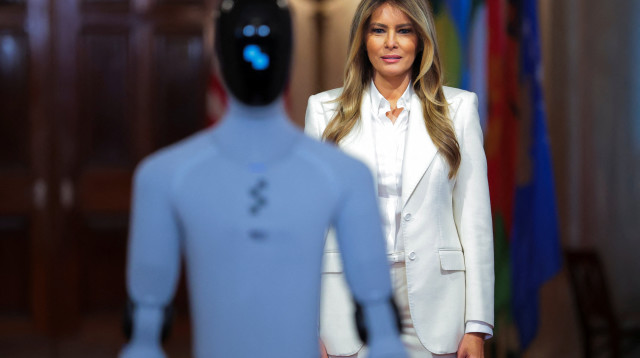 מלניה טראמפ והרובוט (צילום: REUTERS/Kylie Cooper)