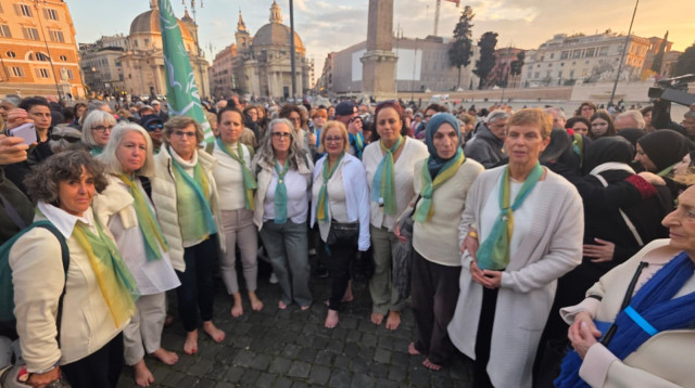 צעדת "קריאת האימהות" ברגליים יחפות ברומא של ״נשים עושות שלום״ ו״נשות השמש״ הפלסטיניות (צילום: נשים עושות שלום)