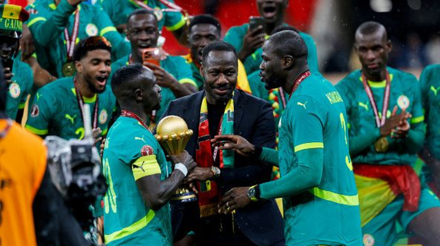 נבחרת סנגל עם גביע אליפות אפריקה (צילום: Getty images)