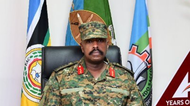 מוהוזי קיינרוגבה רמטכ"ל אוגנדה (צילום: צילום מסך רשת X)