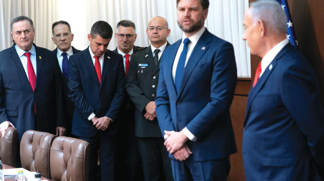 זיו אגמון (שלישי משמאל) (צילום: רויטרס)