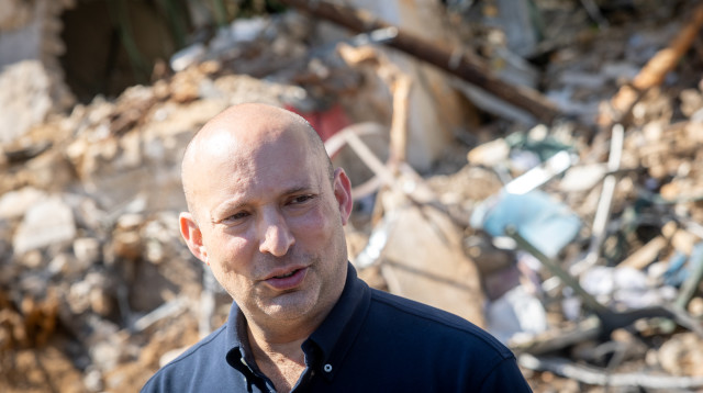 נפתלי בנט בזירת נפילת טיל איראני בתל אביב (צילום: חיים גולדברג פלאש 90)