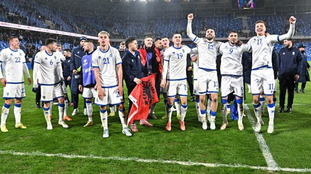 נבחרת קוסבו חוגגת העפלה לגמר פלייאוף העלייה למונדיאל (צילום: JOE KLAMAR)