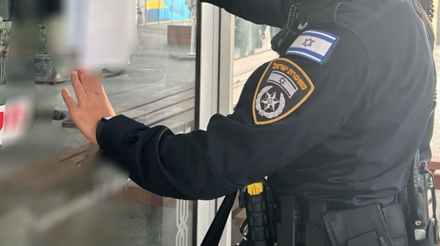 צו סגירה למסעדה בהרצליה פיתוח (צילום: דוברות המשטרה)