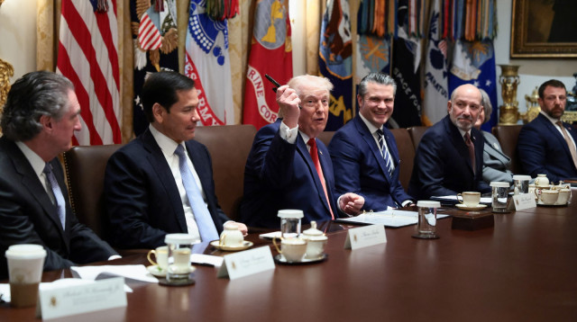 דונלד טראמפ בישיבת הקבינט (צילום: רויטרס)