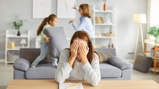 ההורים מחזיקים בקושי במהלך המלחמה (צילום: שאטרסטוק)