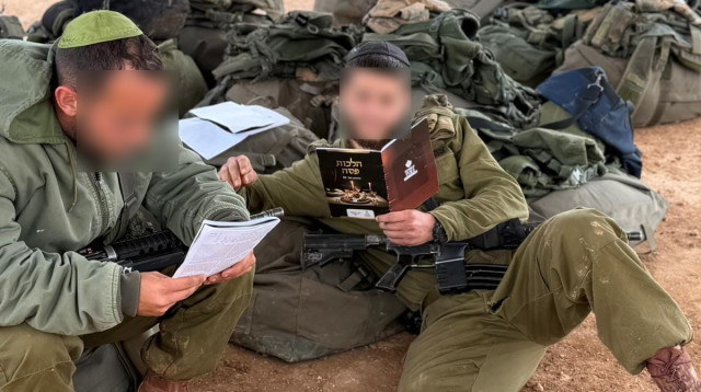חיילי נצח יהודה לומדים הלכות פסח (צילום: נחמן כהן / עמותת נצח יהודה)