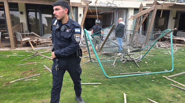 תיעוד הפגיעה במלון בהרצליה (צילום: דוברות המשטרה)