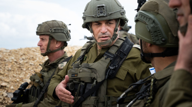 הרמטכ"ל רא"ל אייל זמיר עם המפקדים בדרום לבנון (צילום: דובר צה"ל)