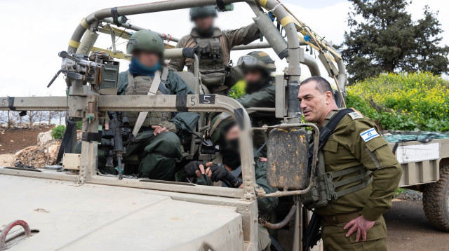 הרמטכ"ל רא"ל אייל זמיר עם המפקדים בדרום לבנון (צילום: דובר צה"ל)