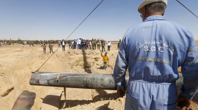 הנחת צינור נפט בסוריה (צילום:  LOUAI BESHARA/AFP via Getty Images)