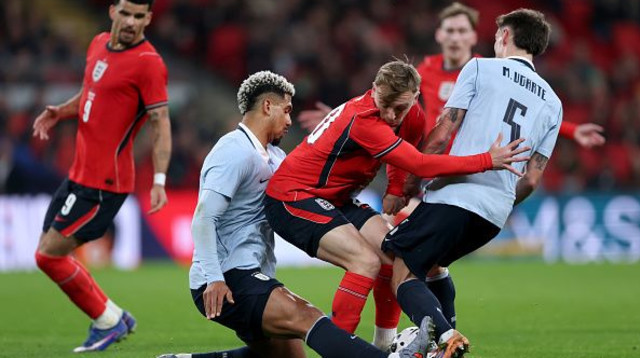 ג'ארד בואן במדי אנגליה במאבק עם שחקני אורגוואי מנואל אוגרטה ורונלד אראוחו (צילום: Justin Setterfield)