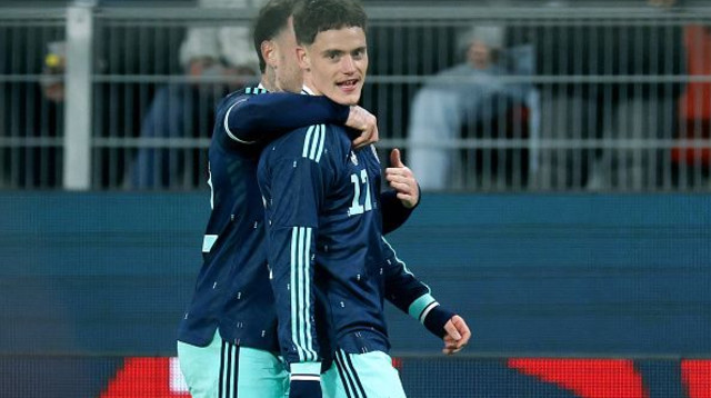 פלוריאן וירץ חוגג במדי נבחרת גרמניה (צילום: Alexander Hassenstein)