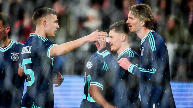 פלוריאן וירץ חוגג עם שחקני נבחרת גרמניה (צילום: EyesWideOpen)