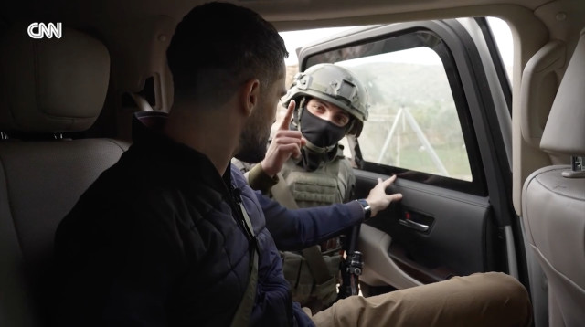 ג'רמי דיימונד וצוות הצילום באזור הכפר תיאסיר (צילום: צילום מסך CNN)