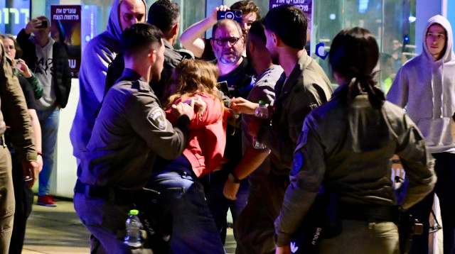 עופר כסיף בהפגנה נגד הממשלה בתל אביב, 28 במרץ 2026 (צילום: אבשלום ששוני)