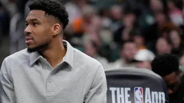 הביט מהספסל. יאניס (צילום: GettyImages)