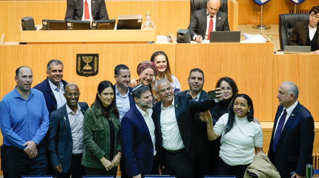 חברי קואליציה לאחר אישור התקציב (צילום: נועם מושקוביץ, דוברות הכנסת)