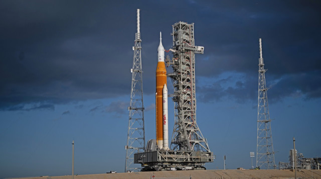 אטרמיס II על כן השיגור בקייפ קנוורל ליד אורלנדו (צילום: נאס"א)