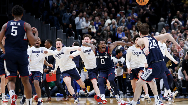 שחקני קונטיקט חוגגים מול דיוק (צילום: GettyImages)