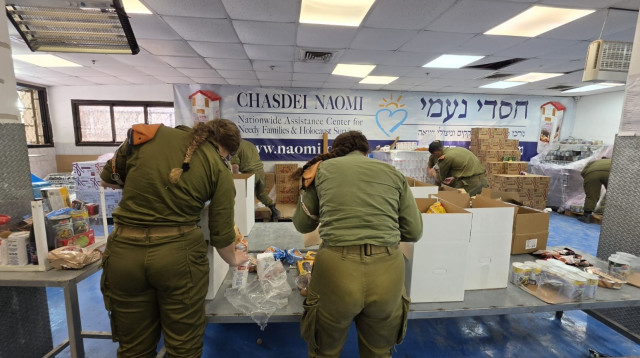 חיילי פיקוד העורף מתנדבים למען ניצולי שואה בעמותת ״חסדי נעמי״ (צילום: יחצ)