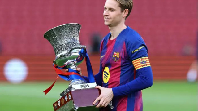 פרנקי דה יונג מציג את הסופרקופה (צילום: רויטרס)