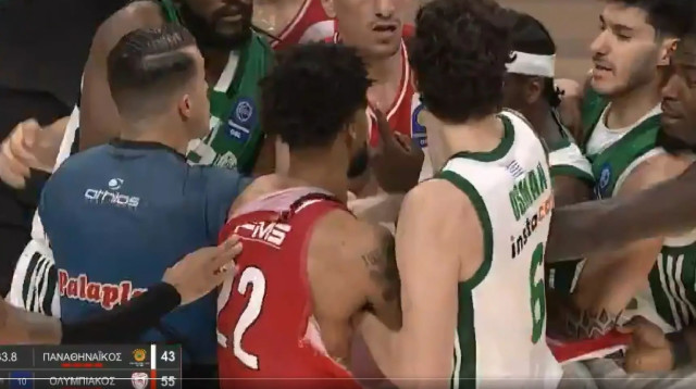 עימות בין שחקני פנאתינייקוס לאולמפיאקוס בדרבי (צילום: צילום מסך, מתוך הרשתות החברתיות)