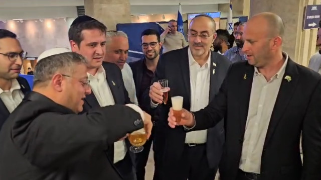 בקואליציה חוגגים: חוק עונש מוות למחבלים עבר בקריאה ראשונה (צילום: אברהם בלוך)