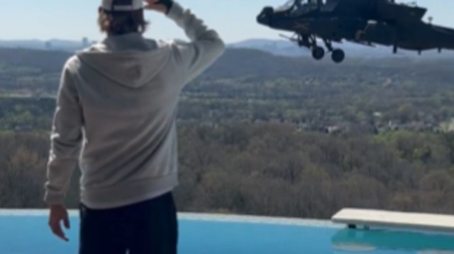 קיד רוק ומסוק צבא ארה"ב מעל ביתו (צילום: צילום מסך רשת X)