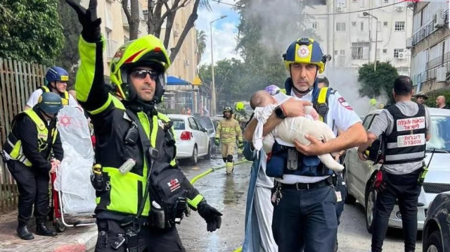 צוותי מד"א מחלצים תינוק בזירת הנפילה במרכז (צילום: יחידת אלגר)