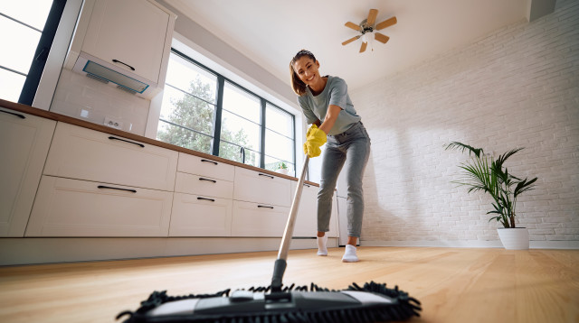 ניקוי פרקט (צילום: שאטרסטוק)