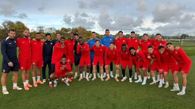 שחקני הפועל תל אביב בקפריסין (צילום: אתר רשמי, האינסטגרם של הפועל ת"א)