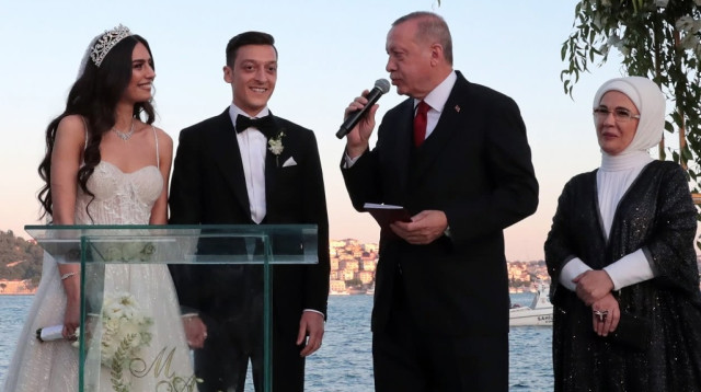 ארדואן מברך את אוזיל בחתונה שלו (צילום: צילום מסך, X (טוויטר))
