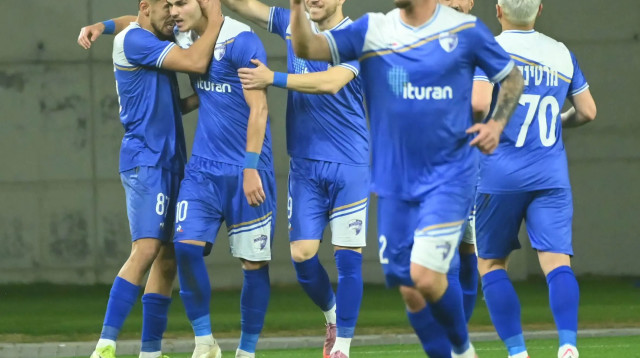 שחקני עירוני קרית שמונה חוגגים עם אריאל שרצקי (צילום: ברני ארדוב)
