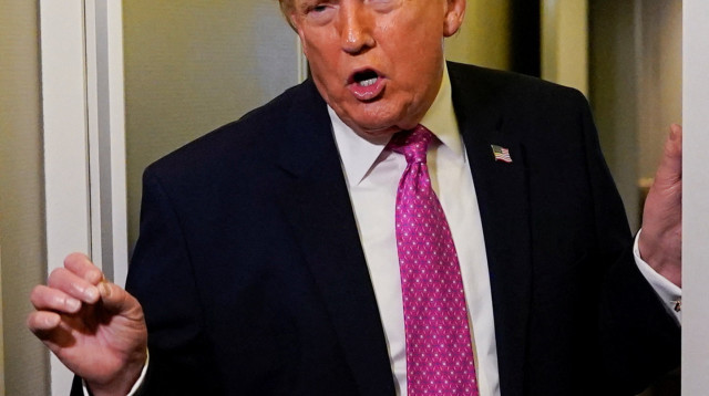 דונלד טראמפ מדבר עם עיתונאים באייר פורס 1 (צילום: רויטרס)