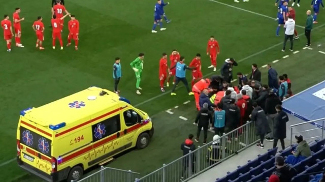 מאמן נבחרת טורקיה הצעירה התמוטט (צילום: צילום מסך, X)