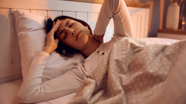 כאב צוואר אחרי השינה (צילום: שאטרסטוק)