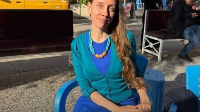 העיתונאית האמריקאית שלי קיטלסון שנחטפה בעיראק (צילום: צילום מסך רשת X)