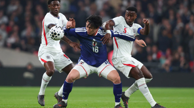 קיוהי יואדה שחקן נבחרת יפן מול קובי מאינו, מארק גהי שחקני נבחרת אנגליה (צילום: GettyImages)