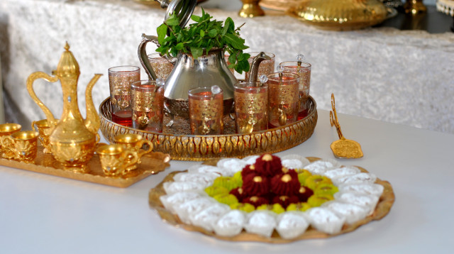 צלחת עוגיות מרוקאיות כשרות לפסח של דליה בר-תקוה (צילום: פסקל פרץ-רובין)