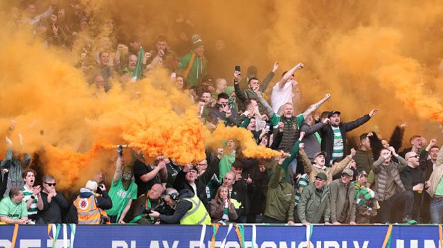 אבוקות ביציעי סלטיק (צילום: GettyImages)