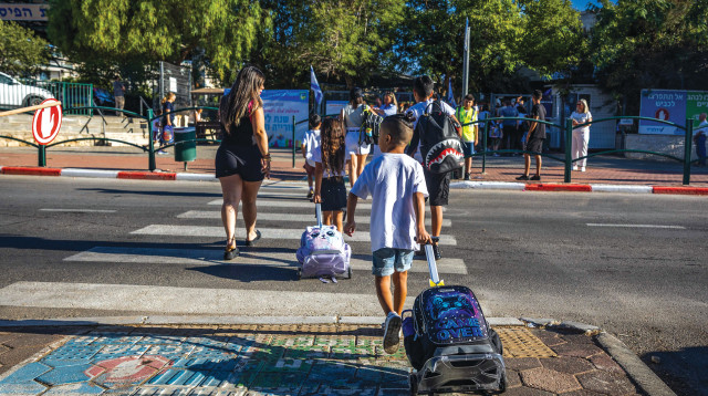 כניסה לבית ספר במבשרת ציון, 1.9.25 (צילום: אורן בן חקון, פלאש 90)